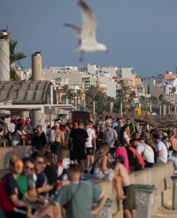 Touris spazieren am Strand von Arenal auf Mallorca. (Symbolfoto)
