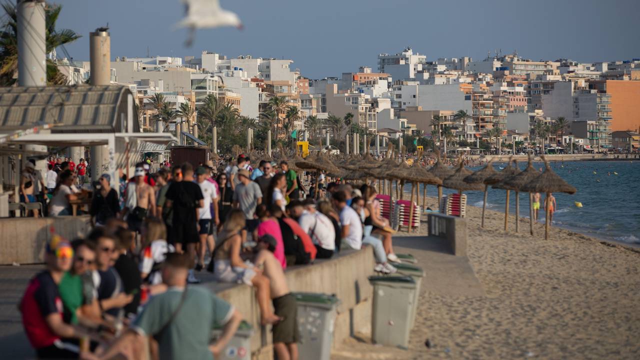 Touris spazieren am Strand von Arenal auf Mallorca. (Symbolfoto)