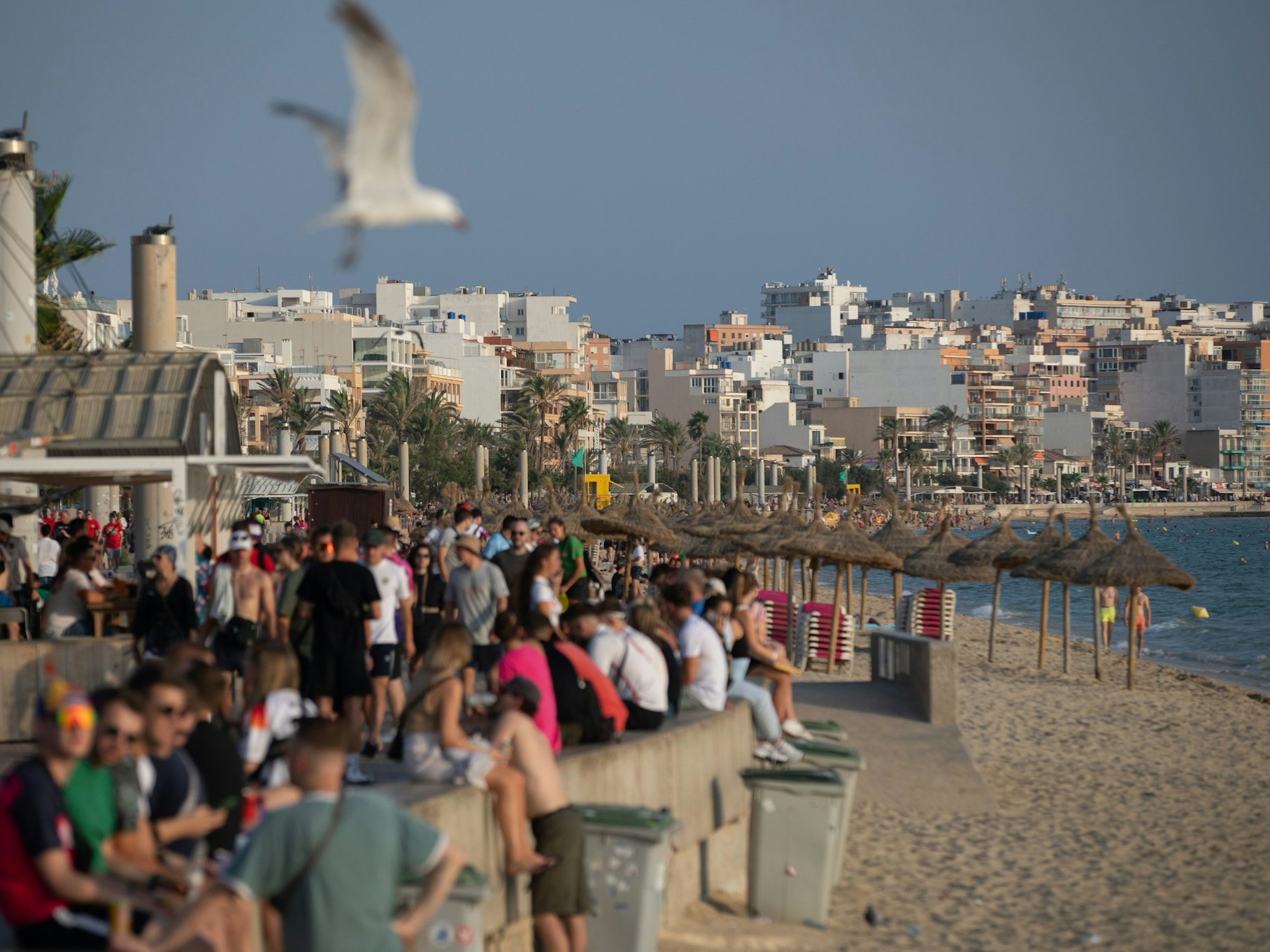 Touris spazieren am Strand von Arenal auf Mallorca. (Symbolfoto)