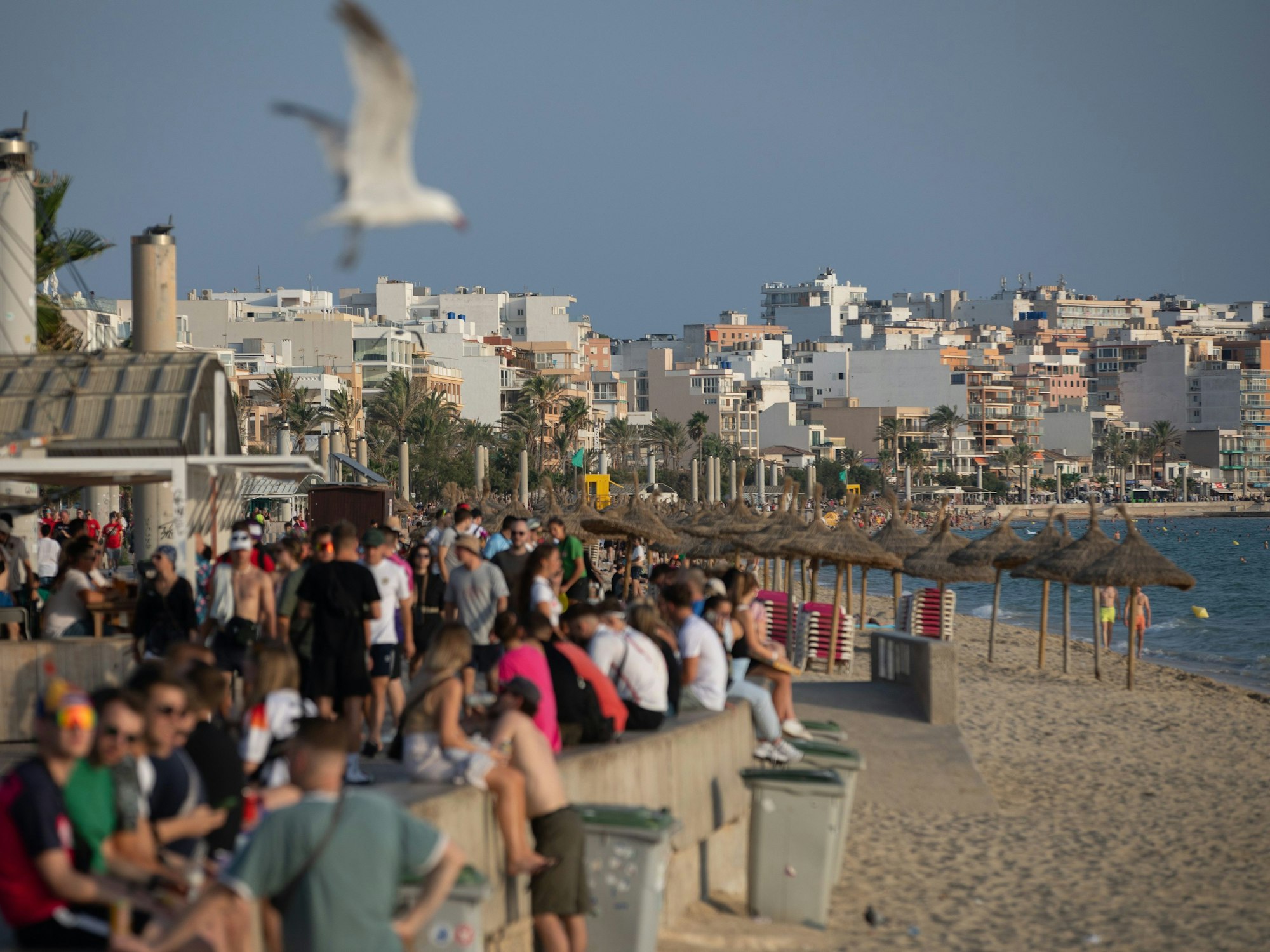 Touris spazieren am Strand von Arenal auf Mallorca. (Symbolfoto)