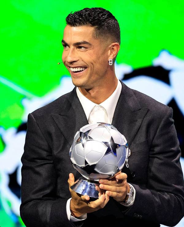 Cristiano Ronaldo nimmt eine Auszeichnung entgegen.