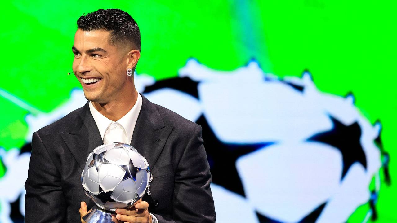 Cristiano Ronaldo nimmt eine Auszeichnung entgegen.