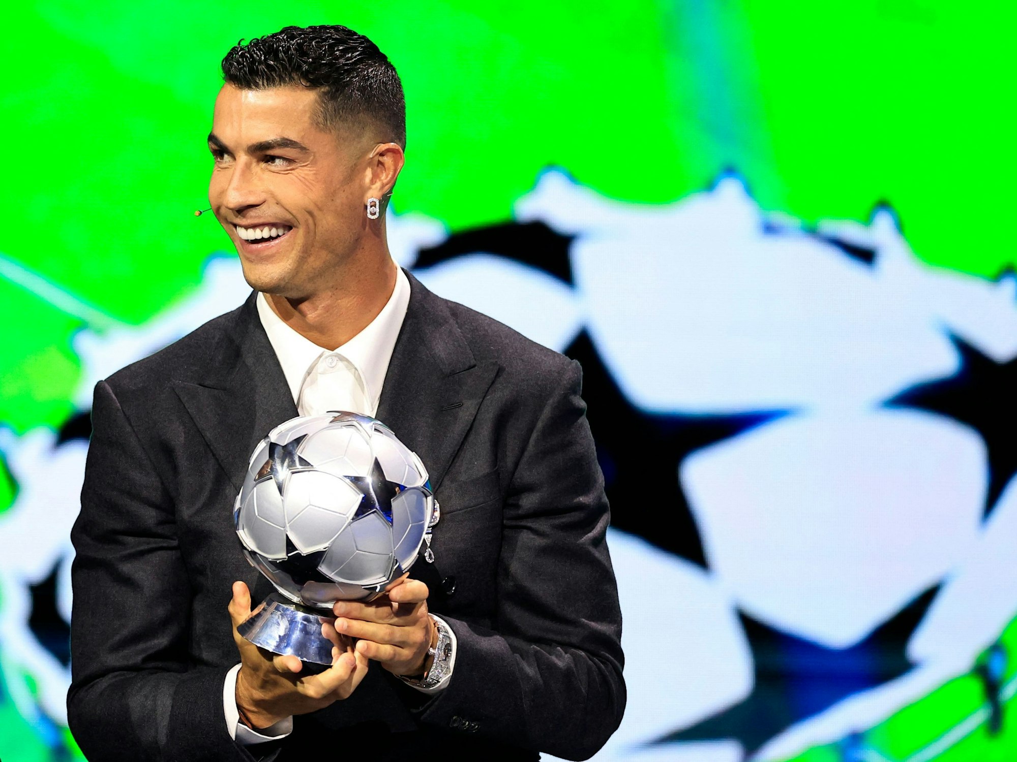 Cristiano Ronaldo nimmt eine Auszeichnung entgegen.