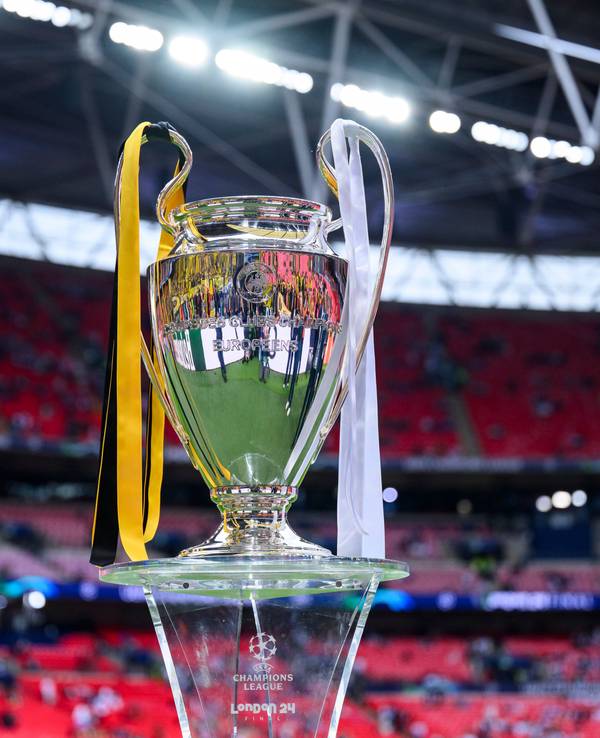 Der Champions-League-Pokal steht vor dem Spiel im Stadion.