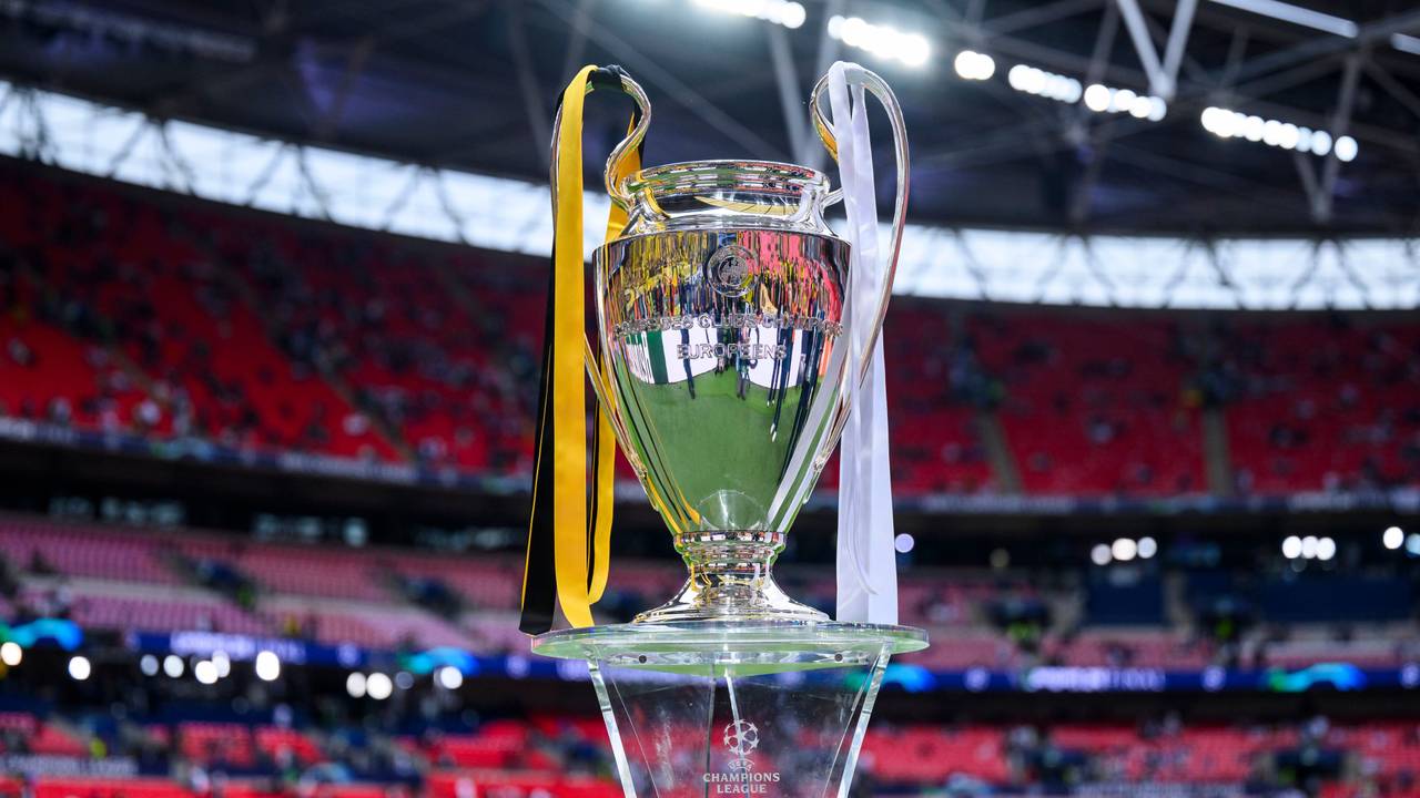 Der Champions-League-Pokal steht vor dem Spiel im Stadion.