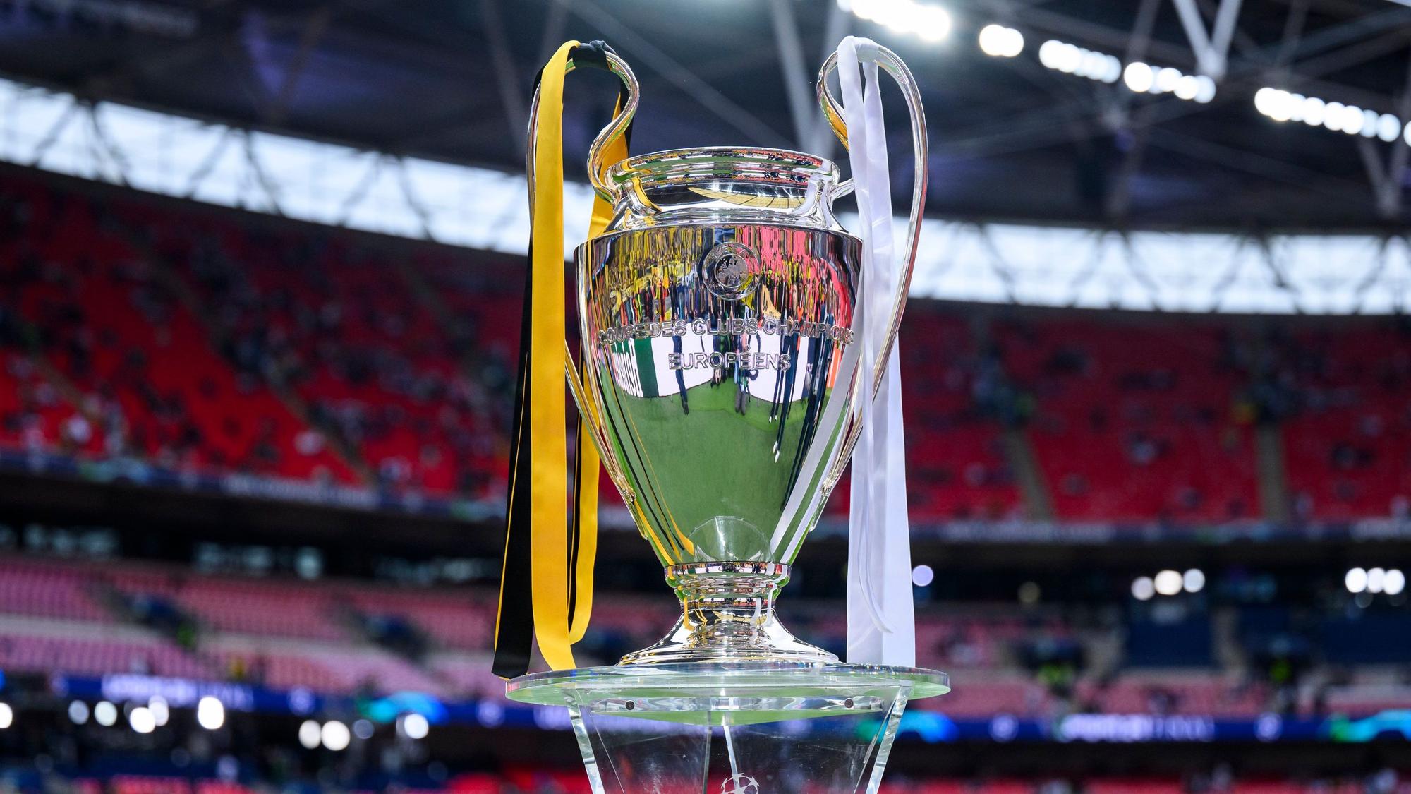 Der Champions-League-Pokal steht vor dem Spiel im Stadion.