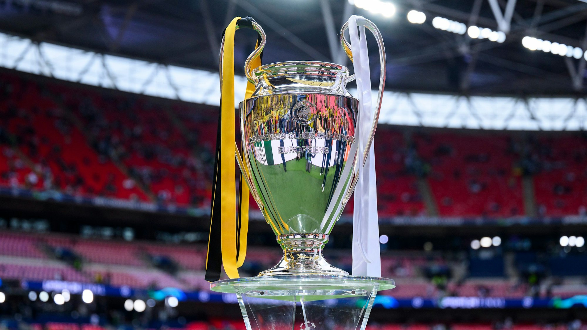 Der Champions-League-Pokal steht vor dem Spiel im Stadion.