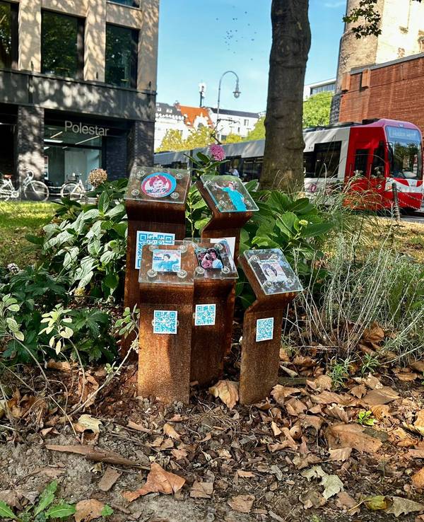 Seit einigen Wochen sind auf einer kleinen Grünfläche am Rudolfplatz diese fünf Stelen zu sehen, die als Ehrung für eine kölsche Ikone aufgestellt wurden.