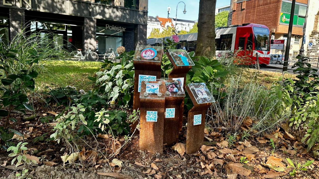 Seit einigen Wochen sind auf einer kleinen Grünfläche am Rudolfplatz diese fünf Stelen zu sehen, die als Ehrung für eine kölsche Ikone aufgestellt wurden.