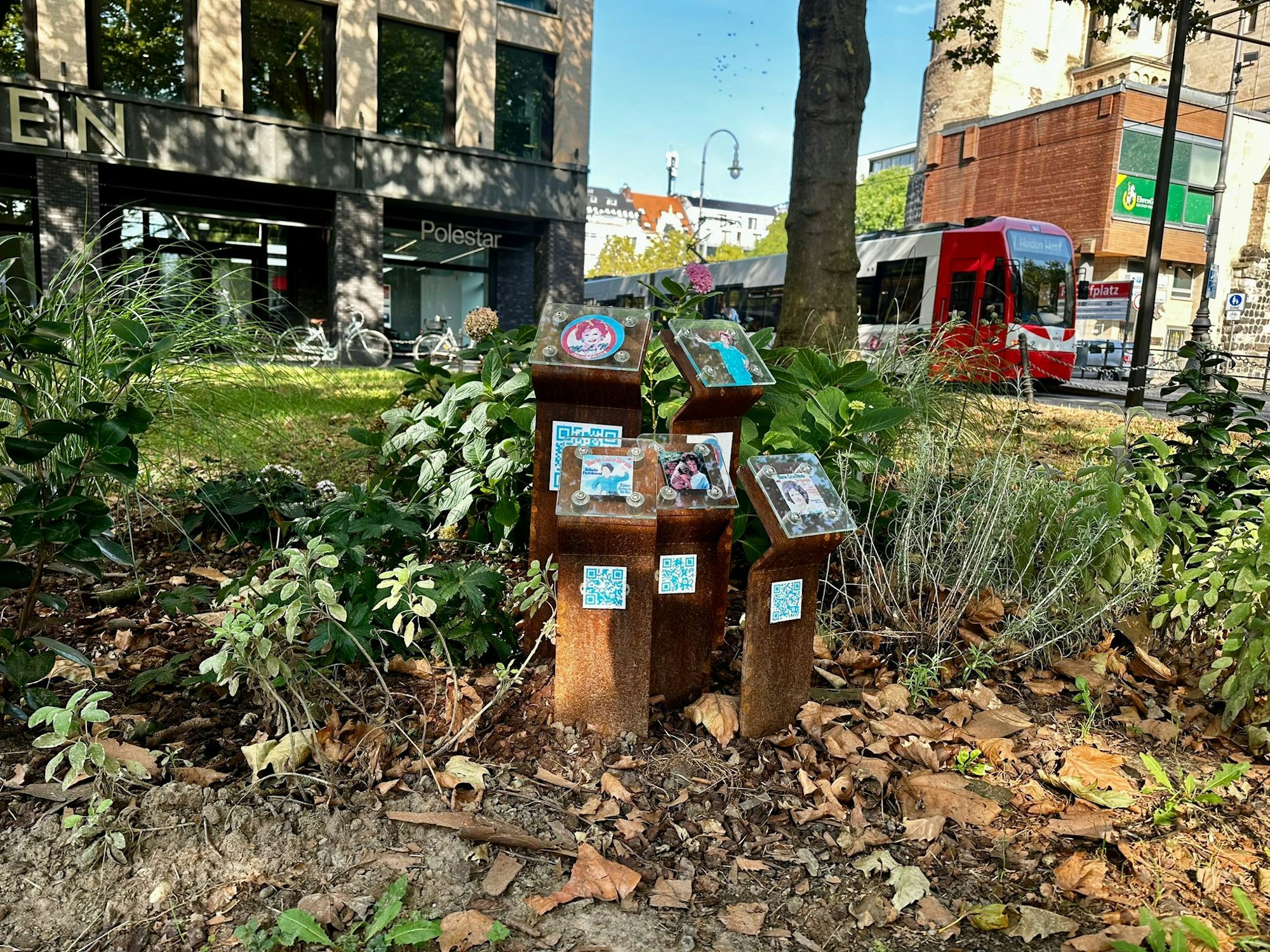 Seit einigen Wochen sind auf einer kleinen Grünfläche am Rudolfplatz diese fünf Stelen zu sehen, die als Ehrung für eine kölsche Ikone aufgestellt wurden.