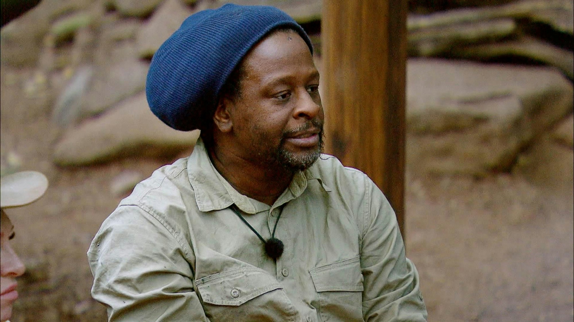 Mola (hier an Tag 13) kann an Tag 15 im Dschungel kaum glauben, was er von Sarah Knappik zu hören bekommt.