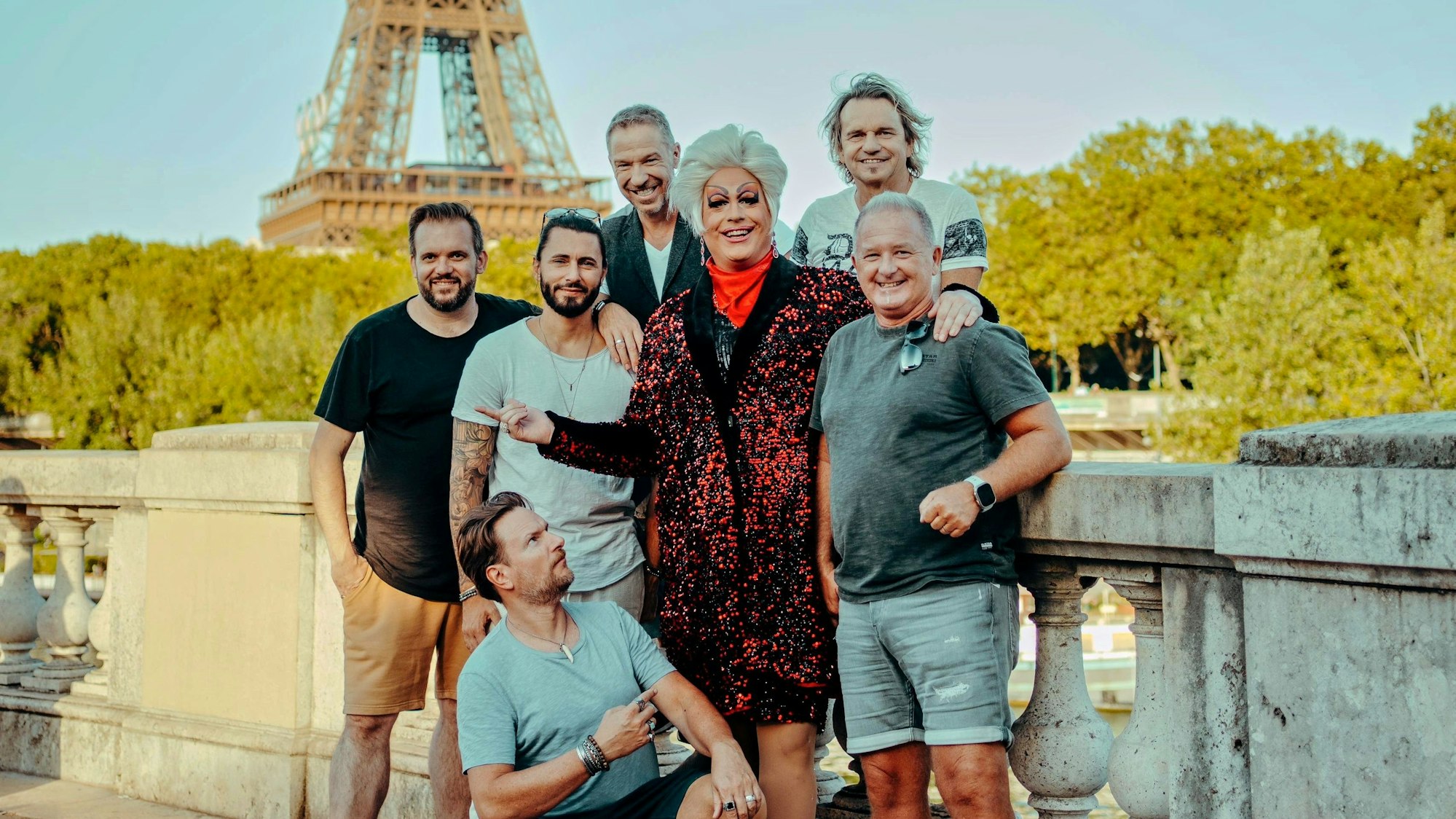 Höhner vor dem Eiffelturm.