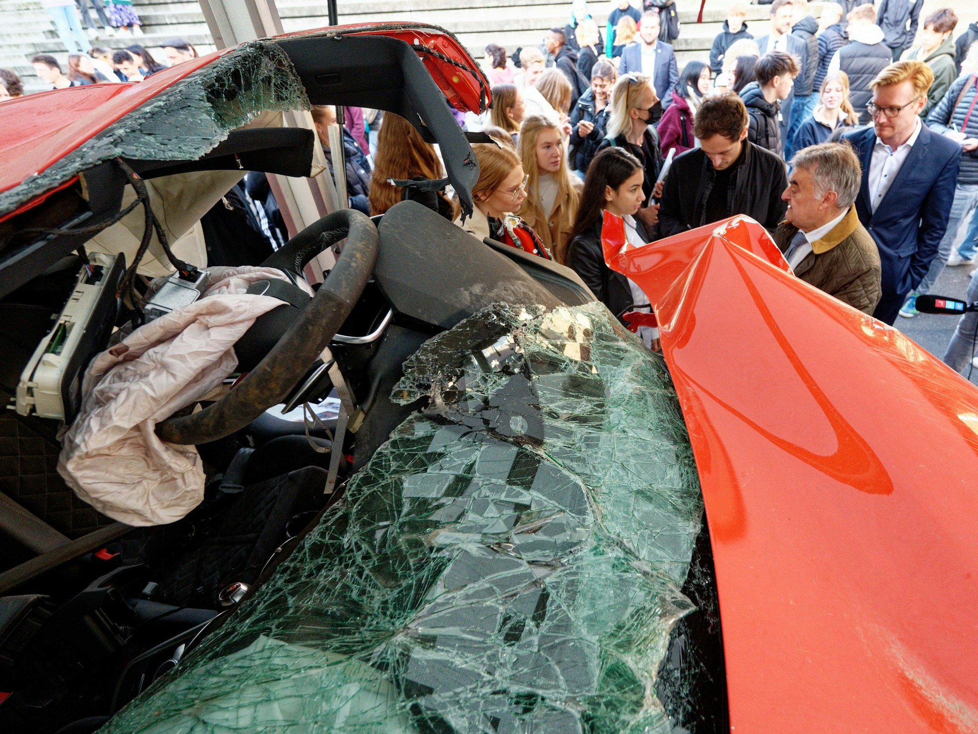 Ein Autowrack wird an einer Gesamtschule präsentiert.