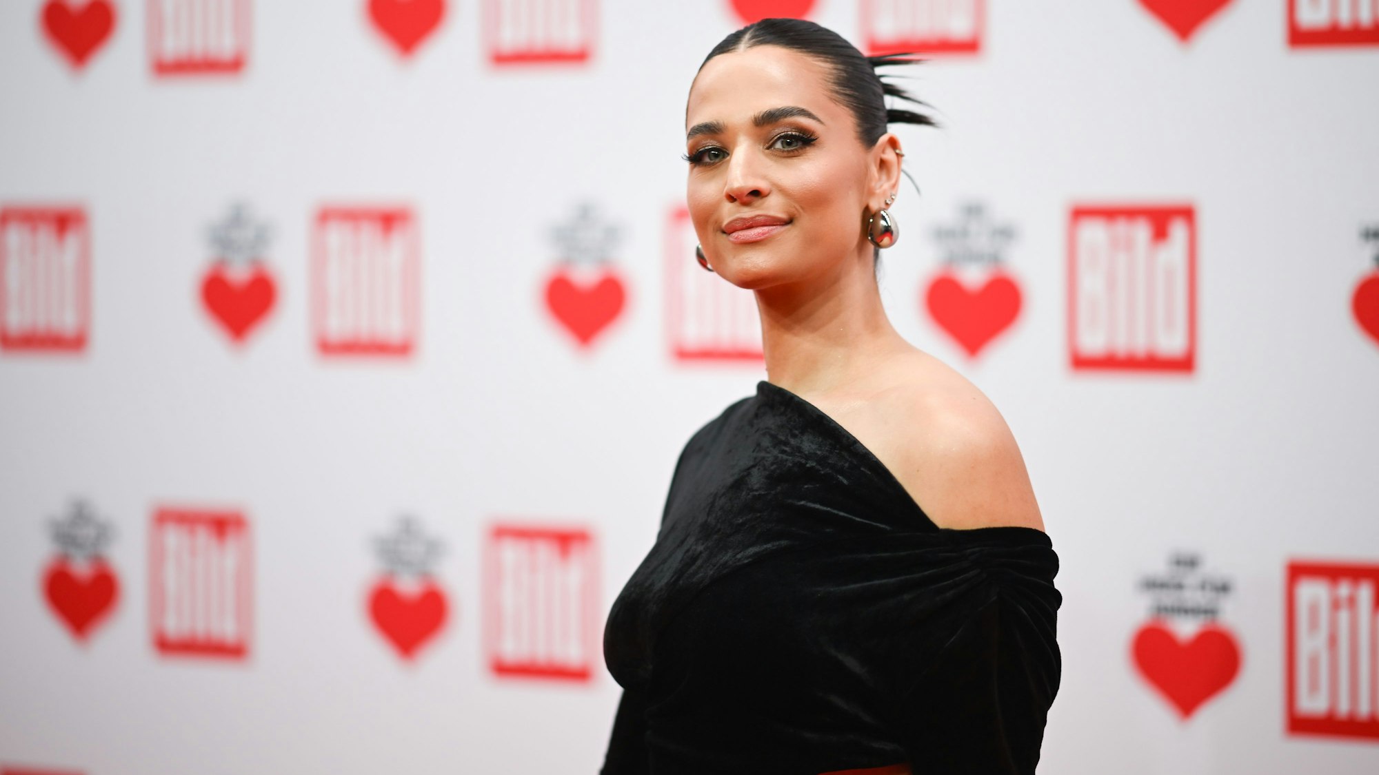 Amira Aly, Moderatorin, steht auf dem Roten Teppich der TV-Spendengala „Ein Herz für Kinder“.