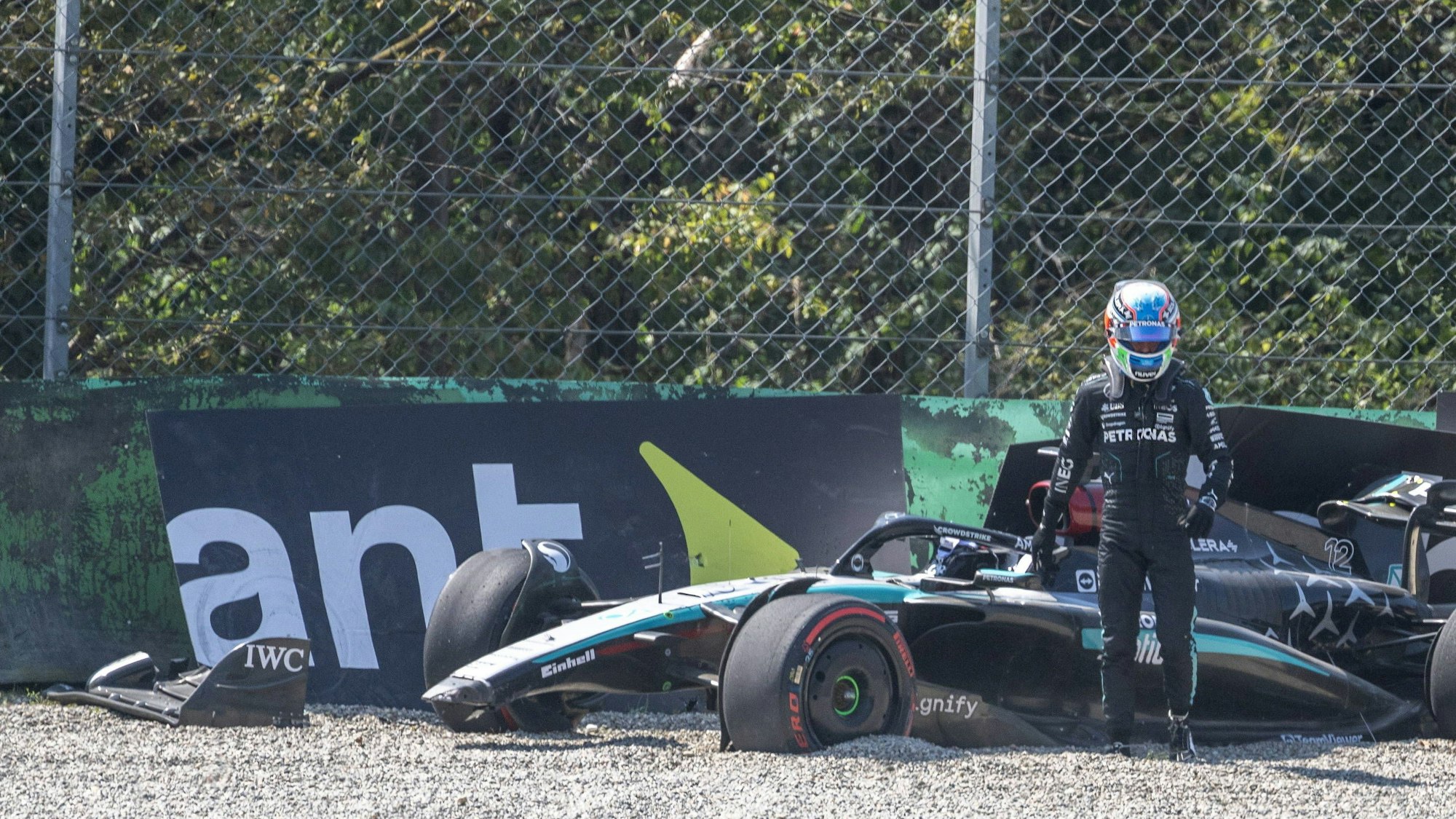 F1-Pilot Kimi Antonelli nach seinem Unfall am Freitag (30. August 2024) im ersten Freien Training in Italien.
