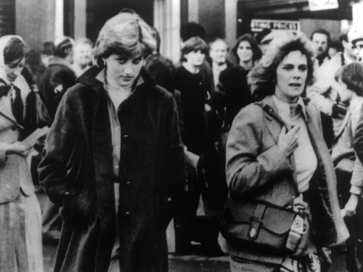 Das undatierte Foto zeigt die verstorbene Frau des britischen Königs Charles, Prinzessin Diana (l), und die damals langjährige Freundin ihres Mannes, Camilla Parker-Bowles (r).