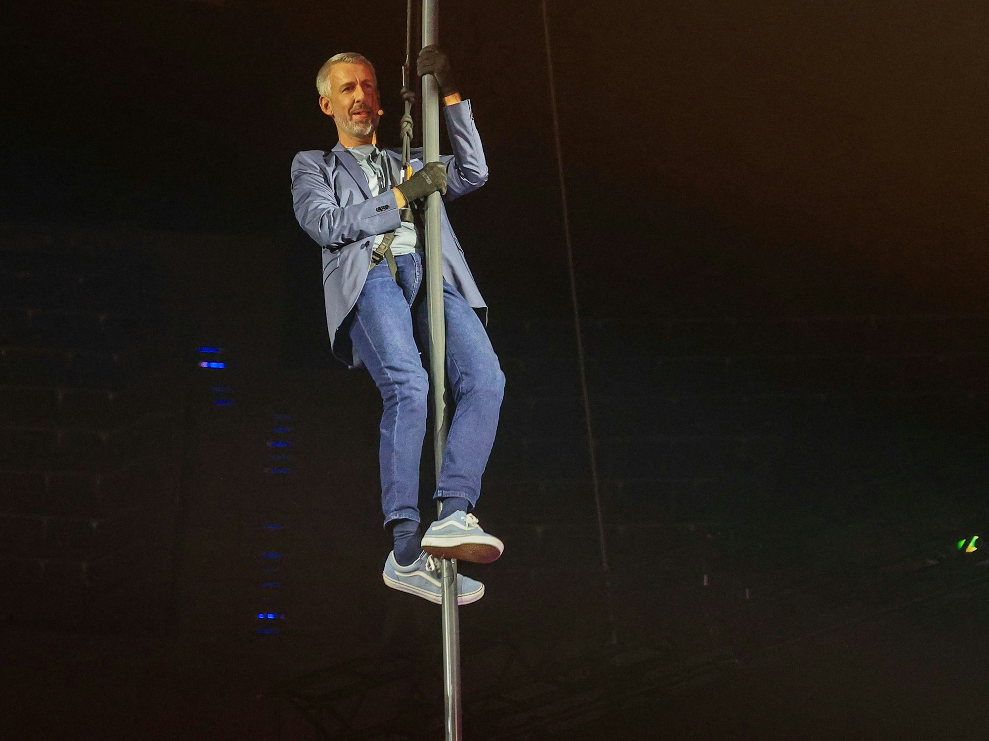 Pufpaff rutscht eine lange Stange hinunter