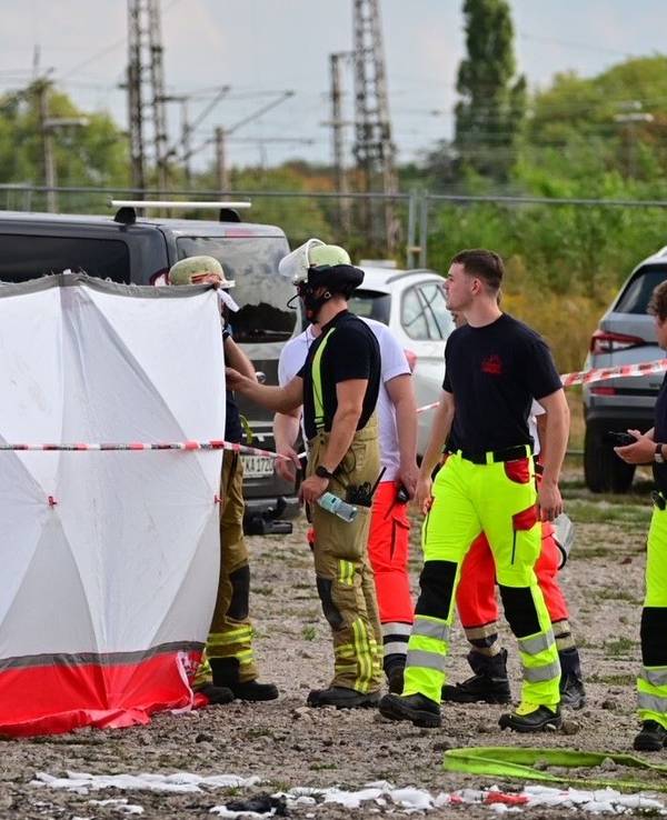 Mit Sichtschutzwänden ist der Unfallort abgeschirmt, an dem ein Kleinflugzeug auf dem Parkplatz des Zirkus FlicFlac abgestürzt ist.