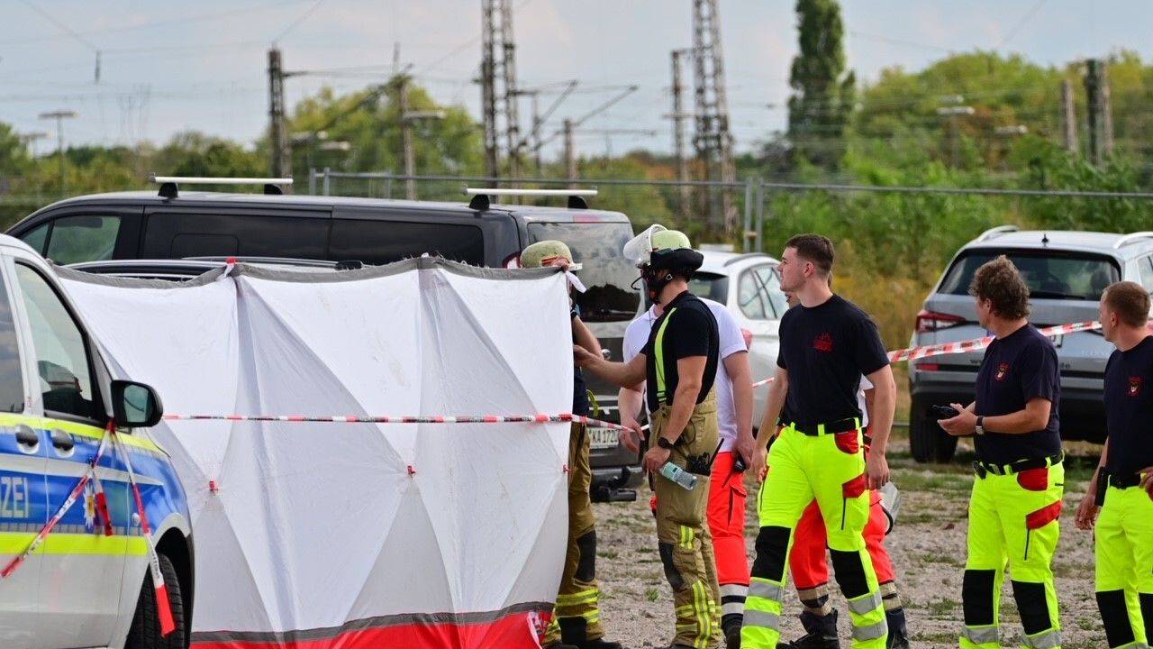 Mit Sichtschutzwänden ist der Unfallort abgeschirmt, an dem ein Kleinflugzeug auf dem Parkplatz des Zirkus FlicFlac abgestürzt ist.