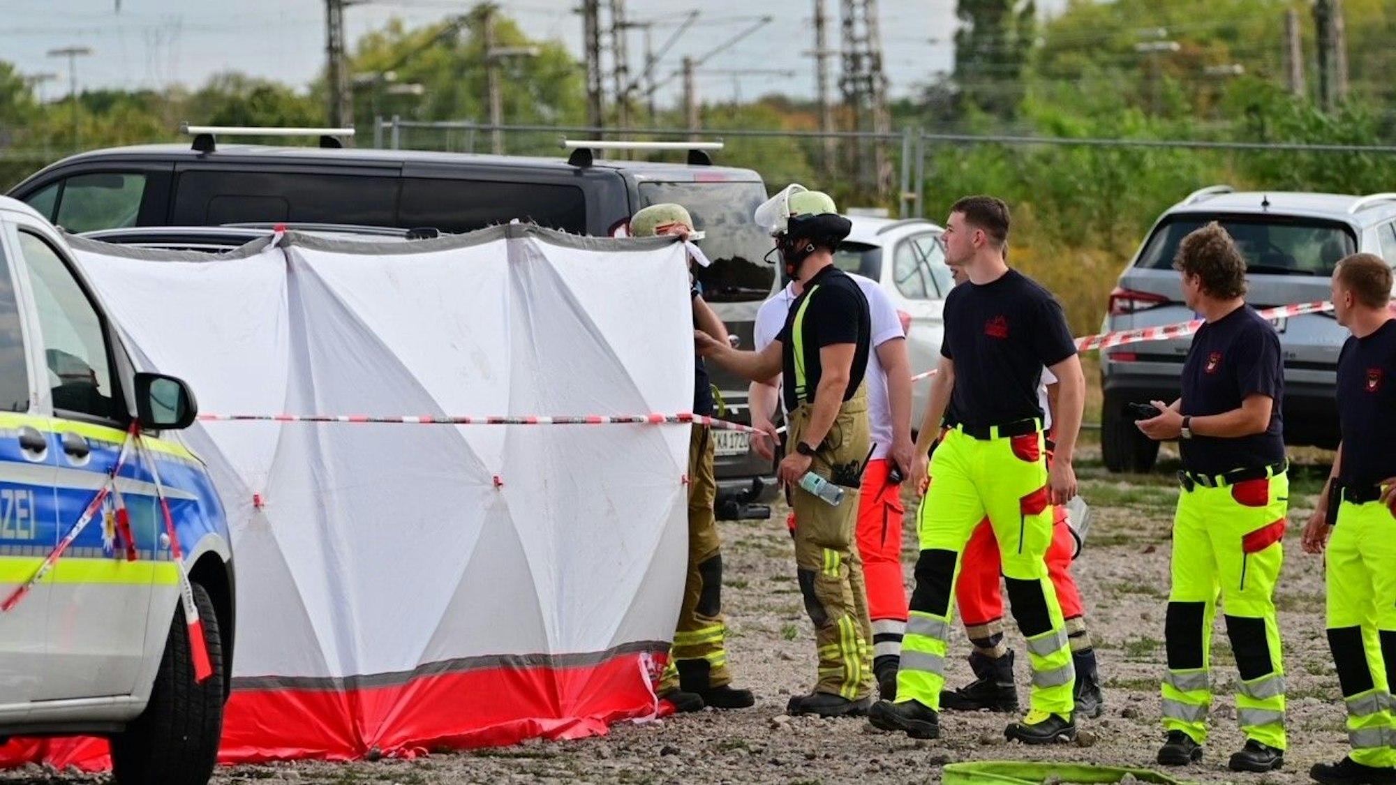 Mit Sichtschutzwänden ist der Unfallort abgeschirmt, an dem ein Kleinflugzeug auf dem Parkplatz des Zirkus FlicFlac abgestürzt ist.