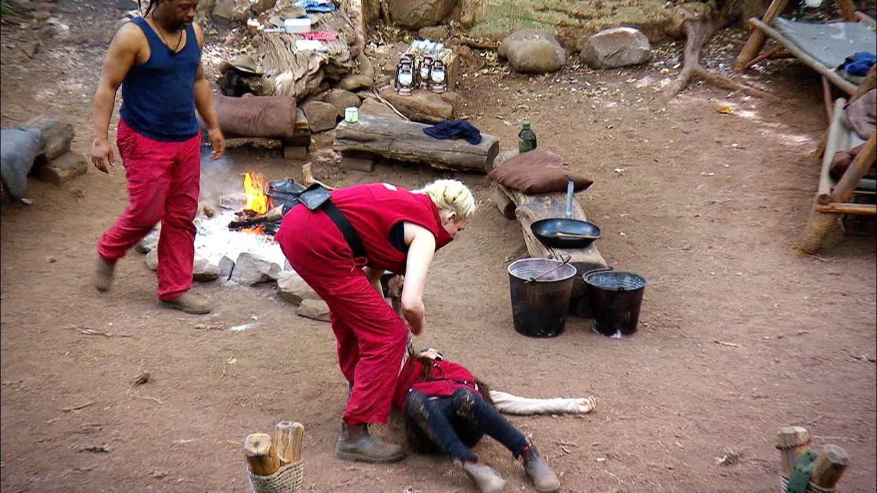 Kader Loth (r.) bricht zusammen. Sarah Knappik und Mola Adebisi eilen ihr zur Hilfe.