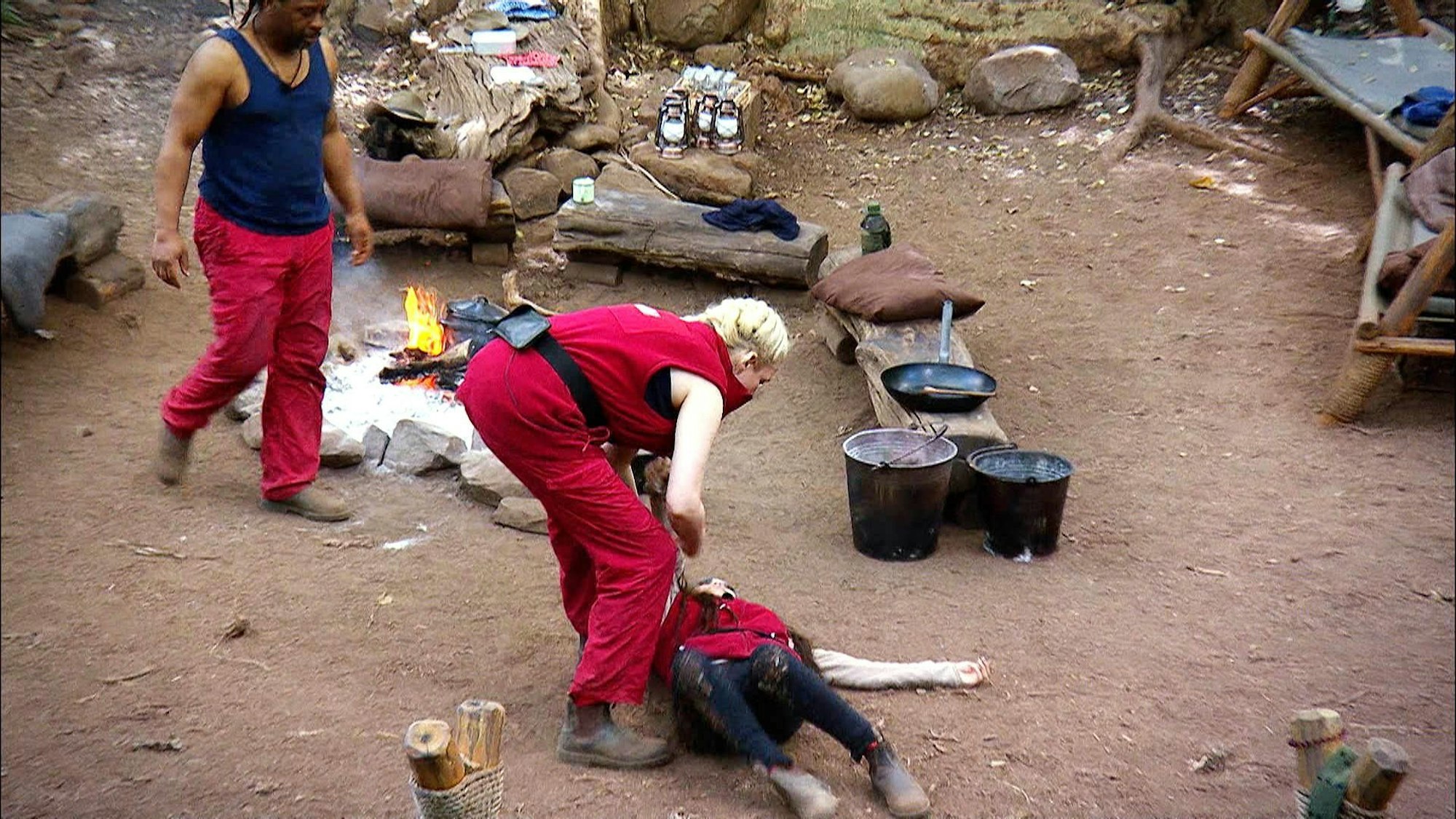 Kader Loth (r.) bricht zusammen. Sarah Knappik und Mola Adebisi eilen ihr zur Hilfe.