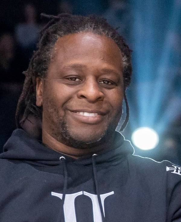 Der Moderator Mola Adebisi lächelt beim Event „Beat & Box“.