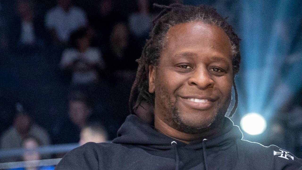 Der Moderator Mola Adebisi lächelt beim Event „Beat & Box“.