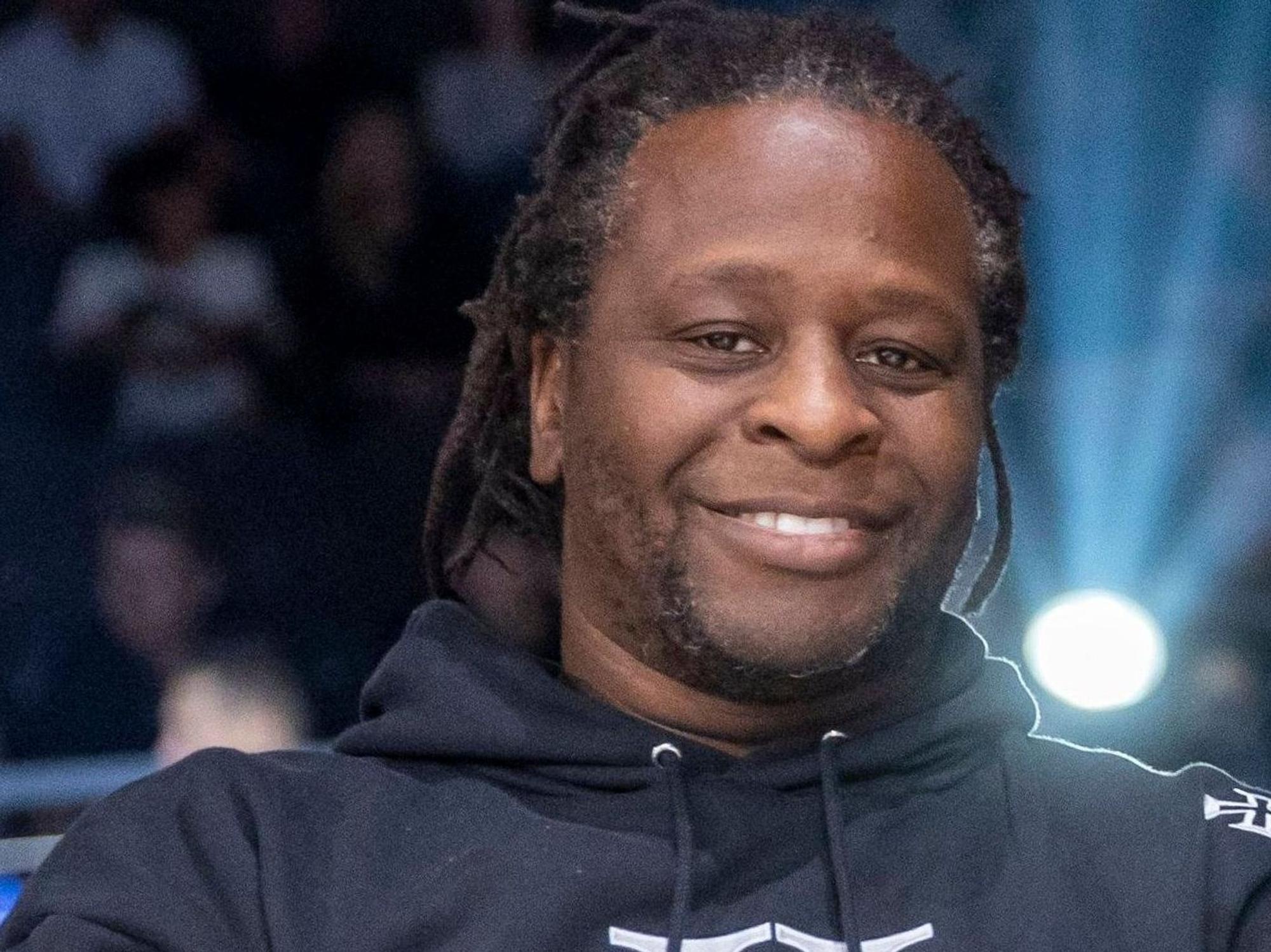 Der Moderator Mola Adebisi lächelt beim Event „Beat & Box“.