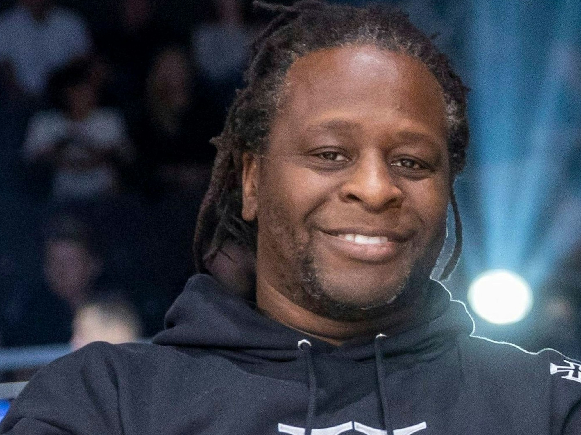 Der Moderator Mola Adebisi lächelt beim Event „Beat & Box“.