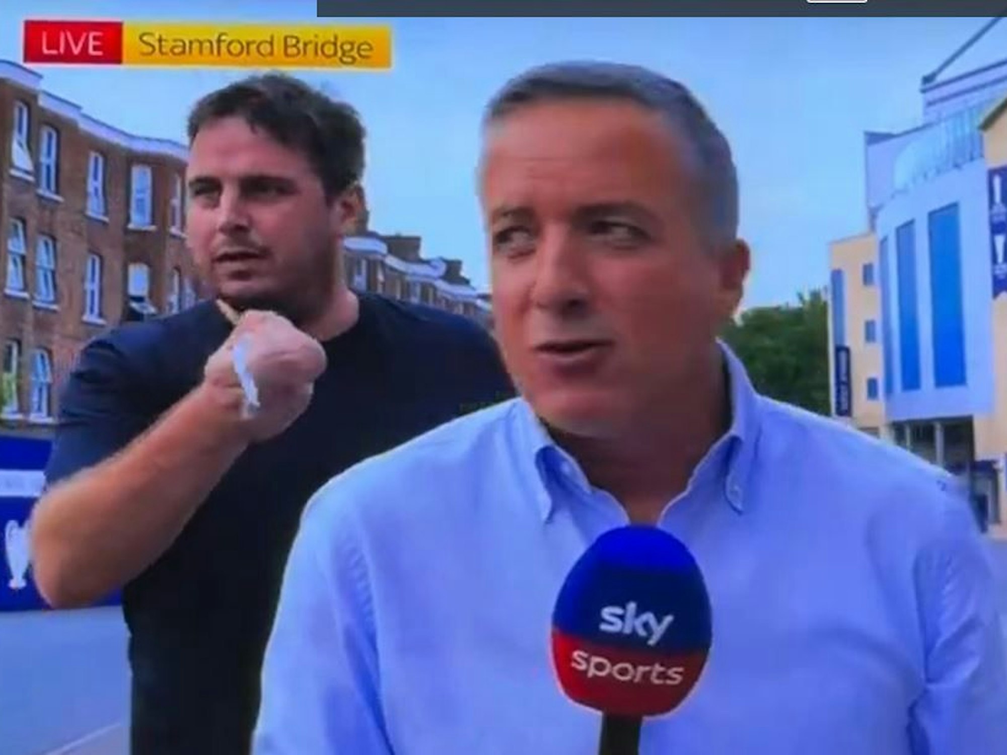 Dildo-Attacke auf Reporter am Deadline Day! Sky reagiert sofort | Express Dildo-Attacke auf Reporter am Deadline Day! Sky reagiert sofort | Express