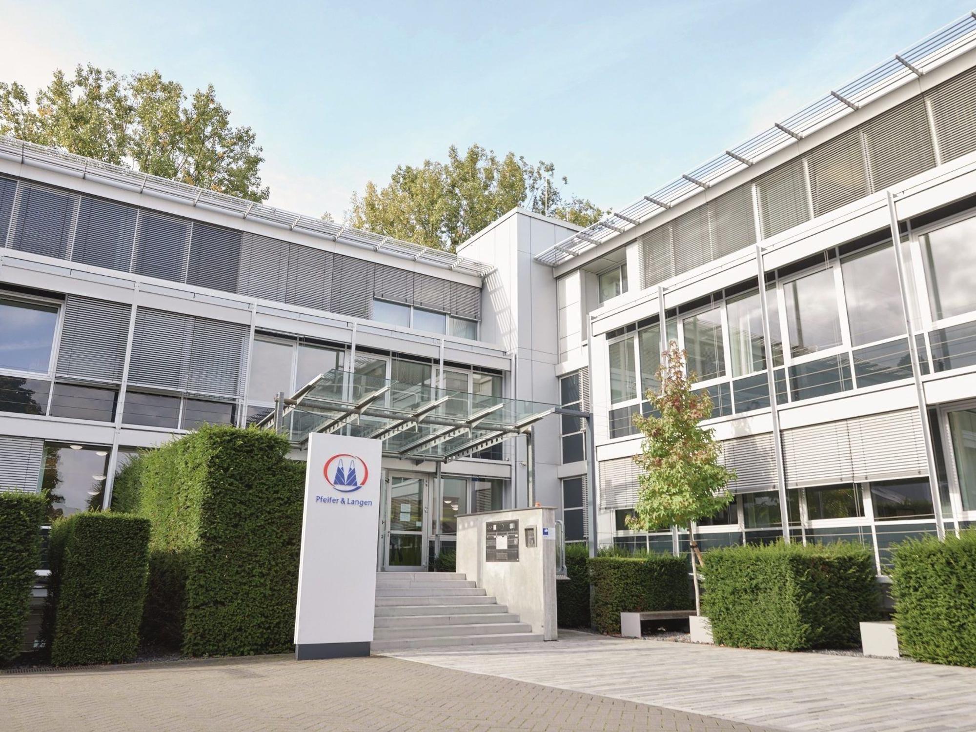 Die Zentrale von Pfeifer & Langen an der Aachener Straße in Köln.