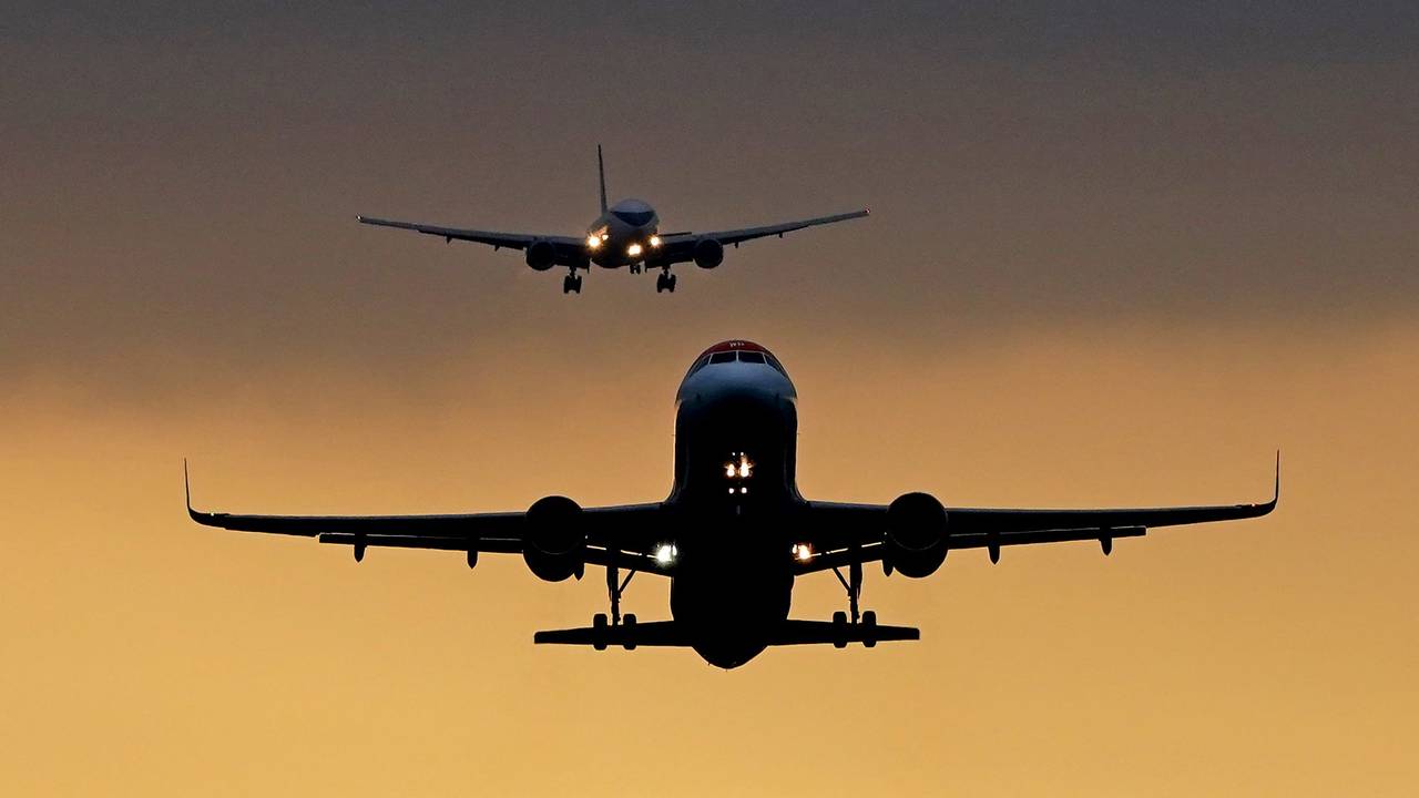 Auf dem Flughafen London Gatwick starten und landen Flugzeuge.