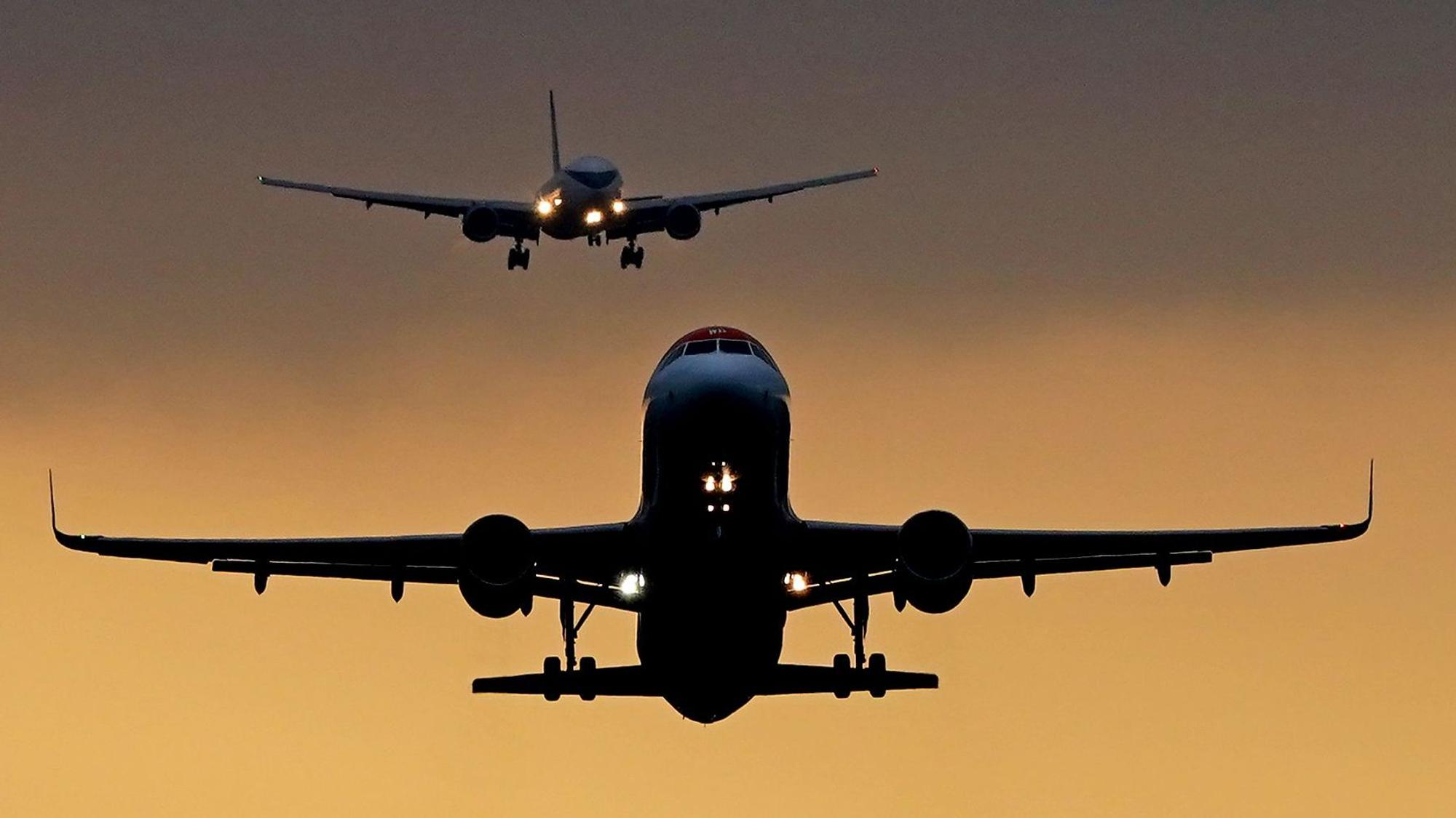 Auf dem Flughafen London Gatwick starten und landen Flugzeuge.