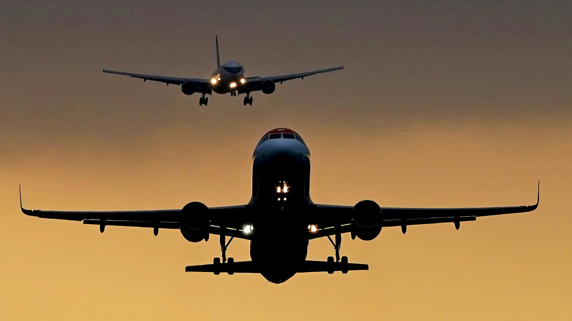 Auf dem Flughafen London Gatwick starten und landen Flugzeuge.