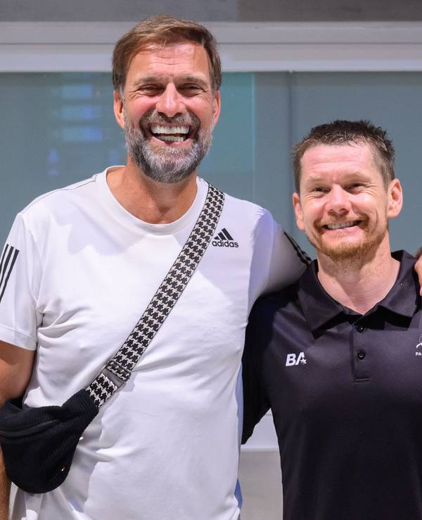 Jürgen Klopp legt seinen Arm um Wojtek Czyz.