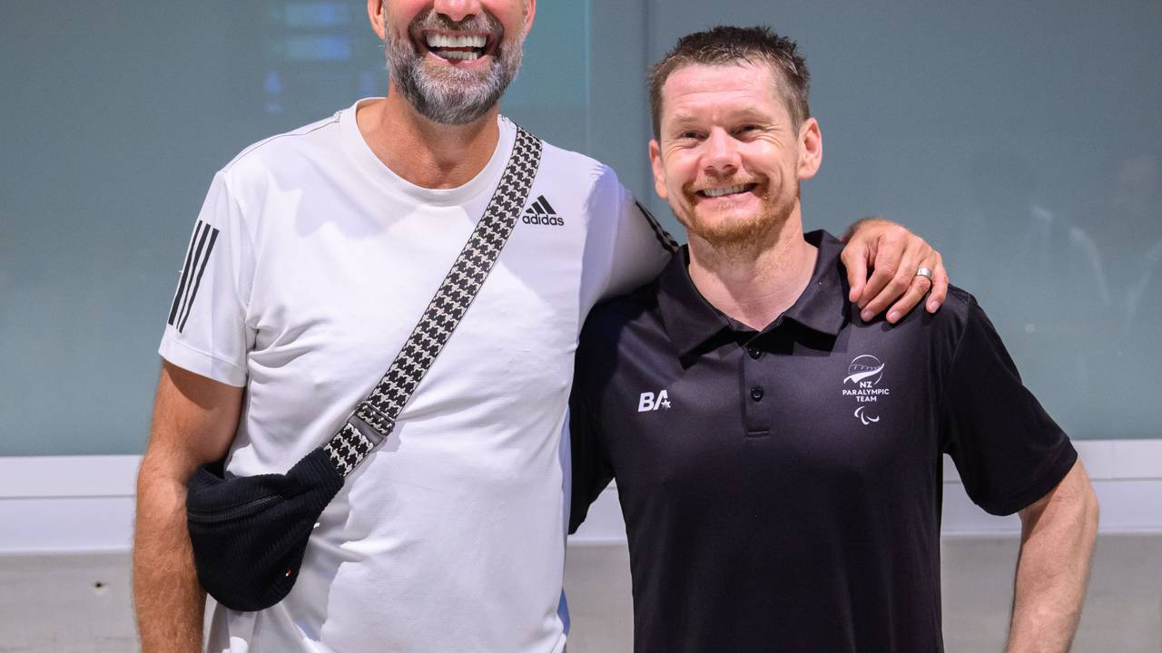 Jürgen Klopp legt seinen Arm um Wojtek Czyz.
