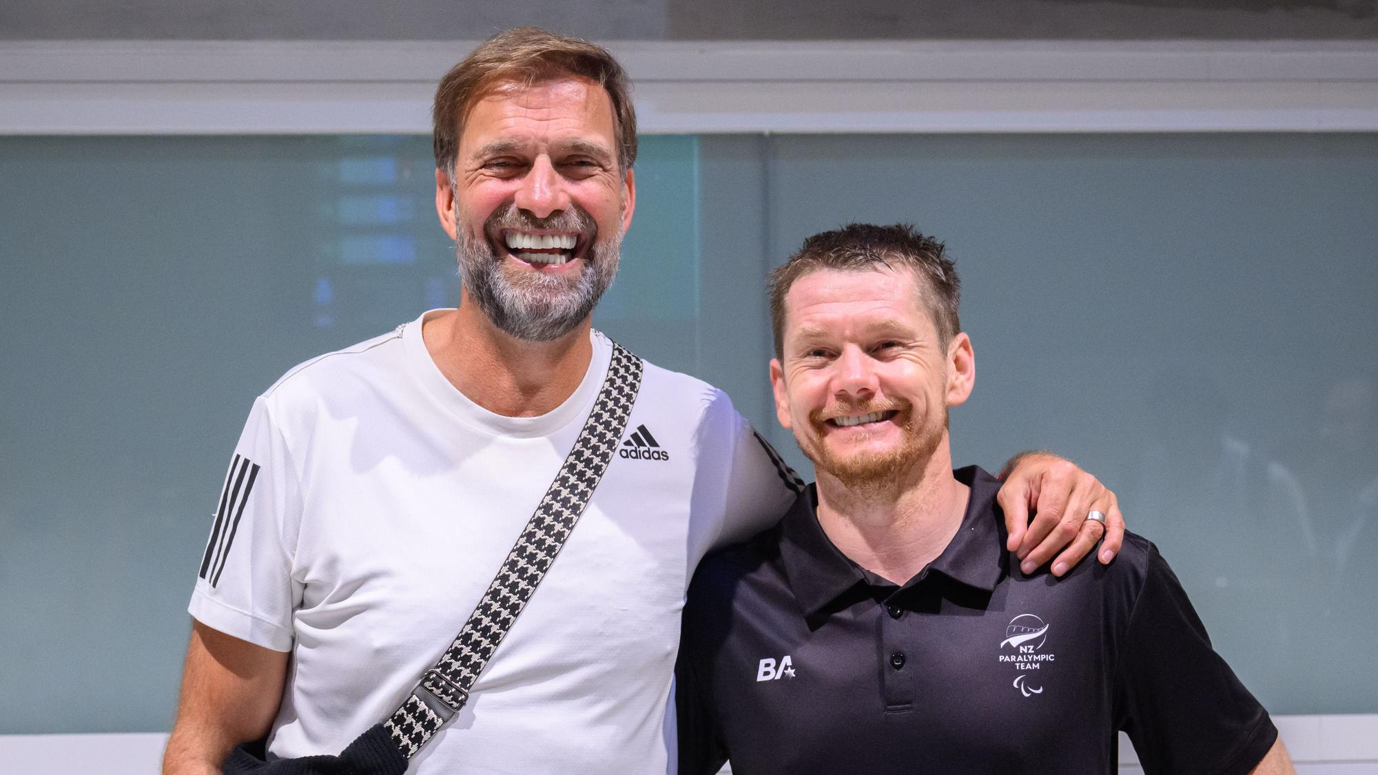 Jürgen Klopp legt seinen Arm um Wojtek Czyz.