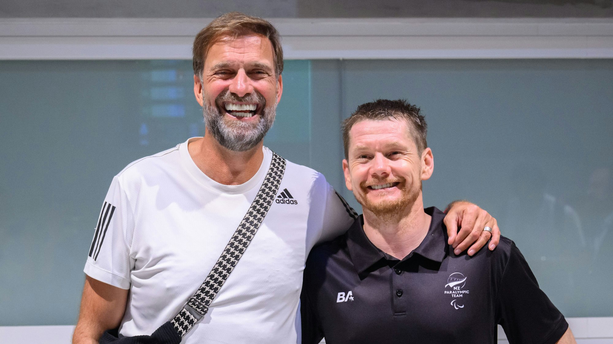 Jürgen Klopp legt seinen Arm um Wojtek Czyz.