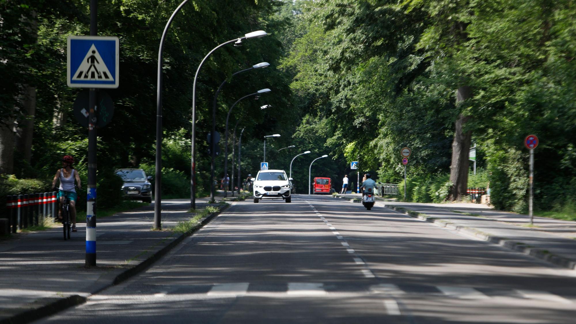 Autos und Fahrräder sind auf der Kitschburger Straße in Köln unterwegs.