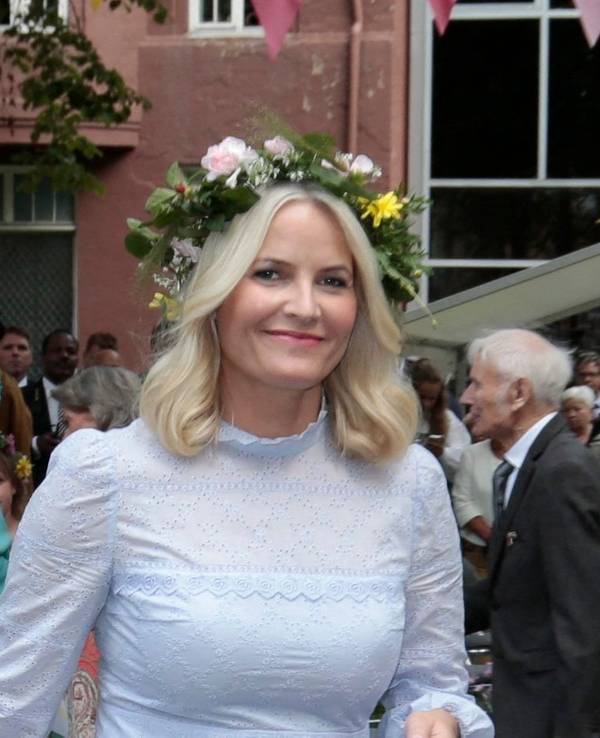 Mette-Marit und ihr Sohn Marius Borg Høiby bei einer Party.