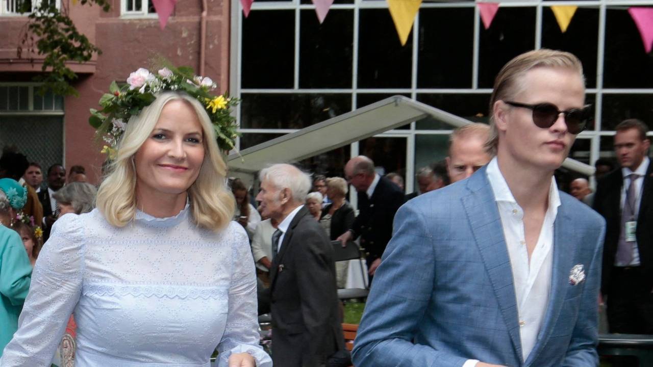 Mette-Marit und ihr Sohn Marius Borg Høiby bei einer Party.