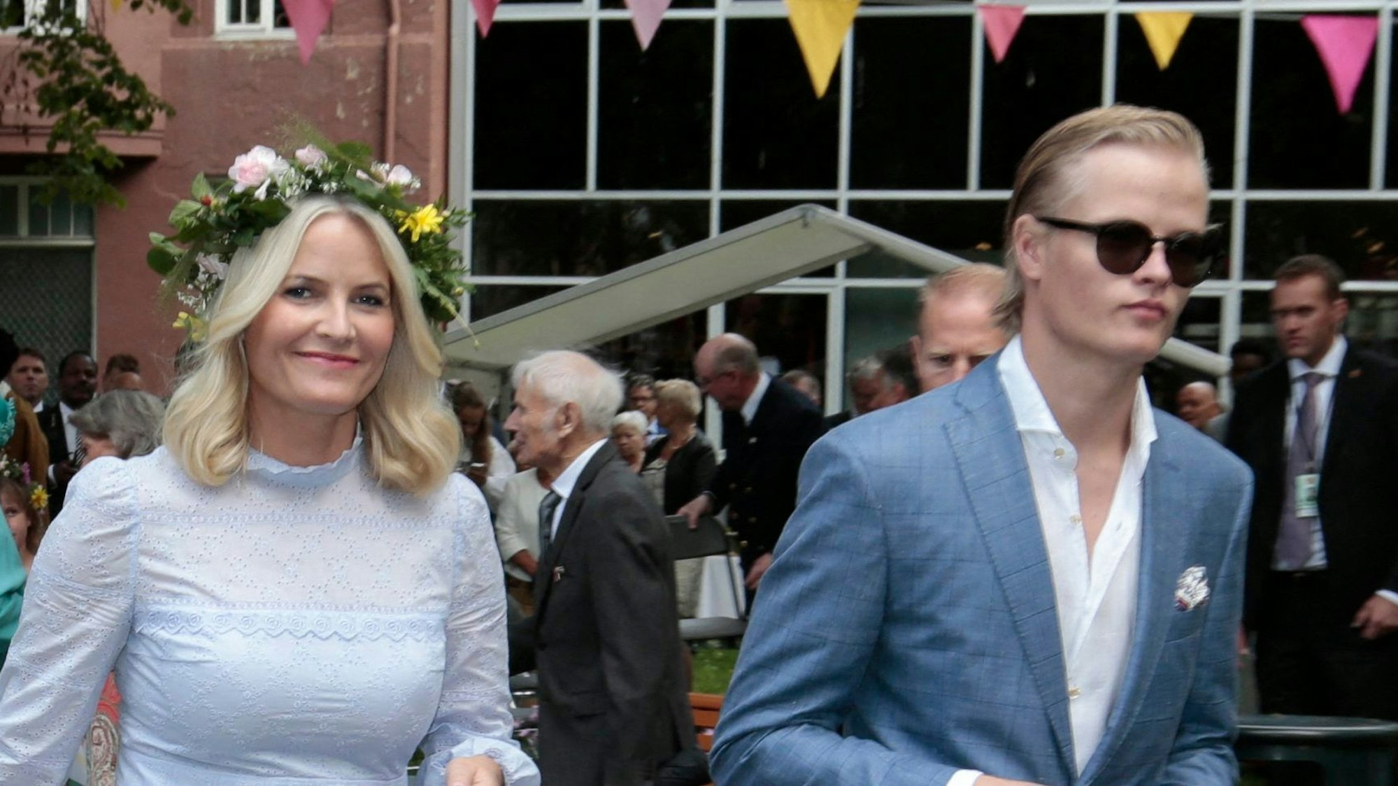 Mette-Marit und ihr Sohn Marius Borg Høiby bei einer Party.