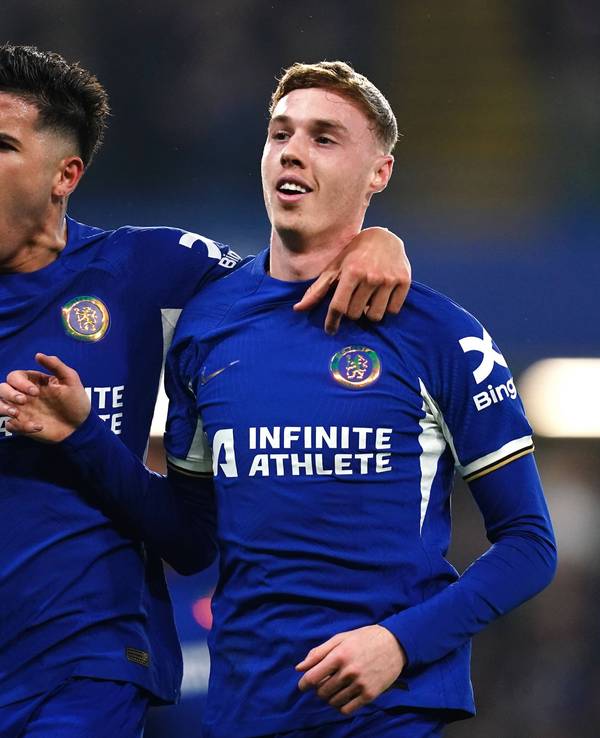 Enzo Fernandez und Cole Palmer jubeln während einer Premier-League-Partie gegen Newcastle United.