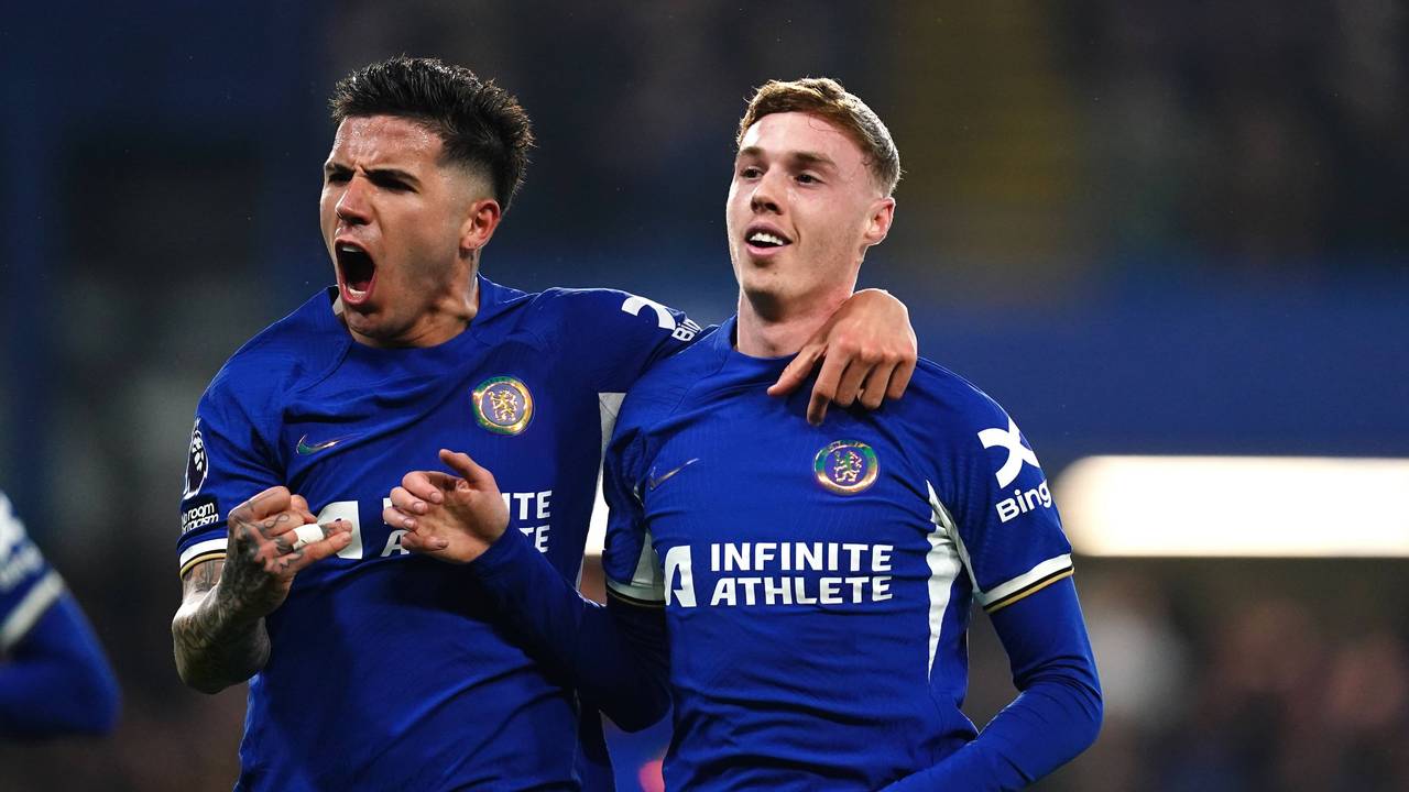 Enzo Fernandez und Cole Palmer jubeln während einer Premier-League-Partie gegen Newcastle United.