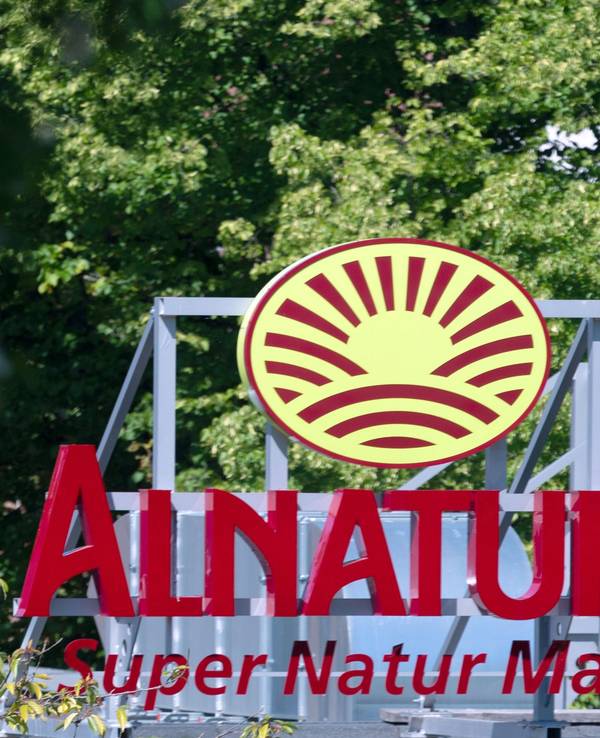 Das Logo der Handelskette Alnatura mit dem Zusatz „Super Natur Markt“.