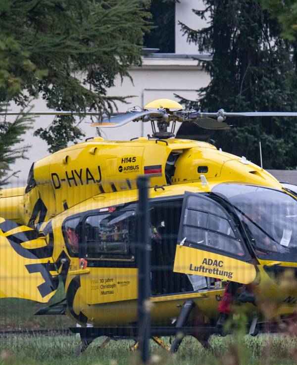 Ein Rettungshubschrauber landet in Troisdorf.