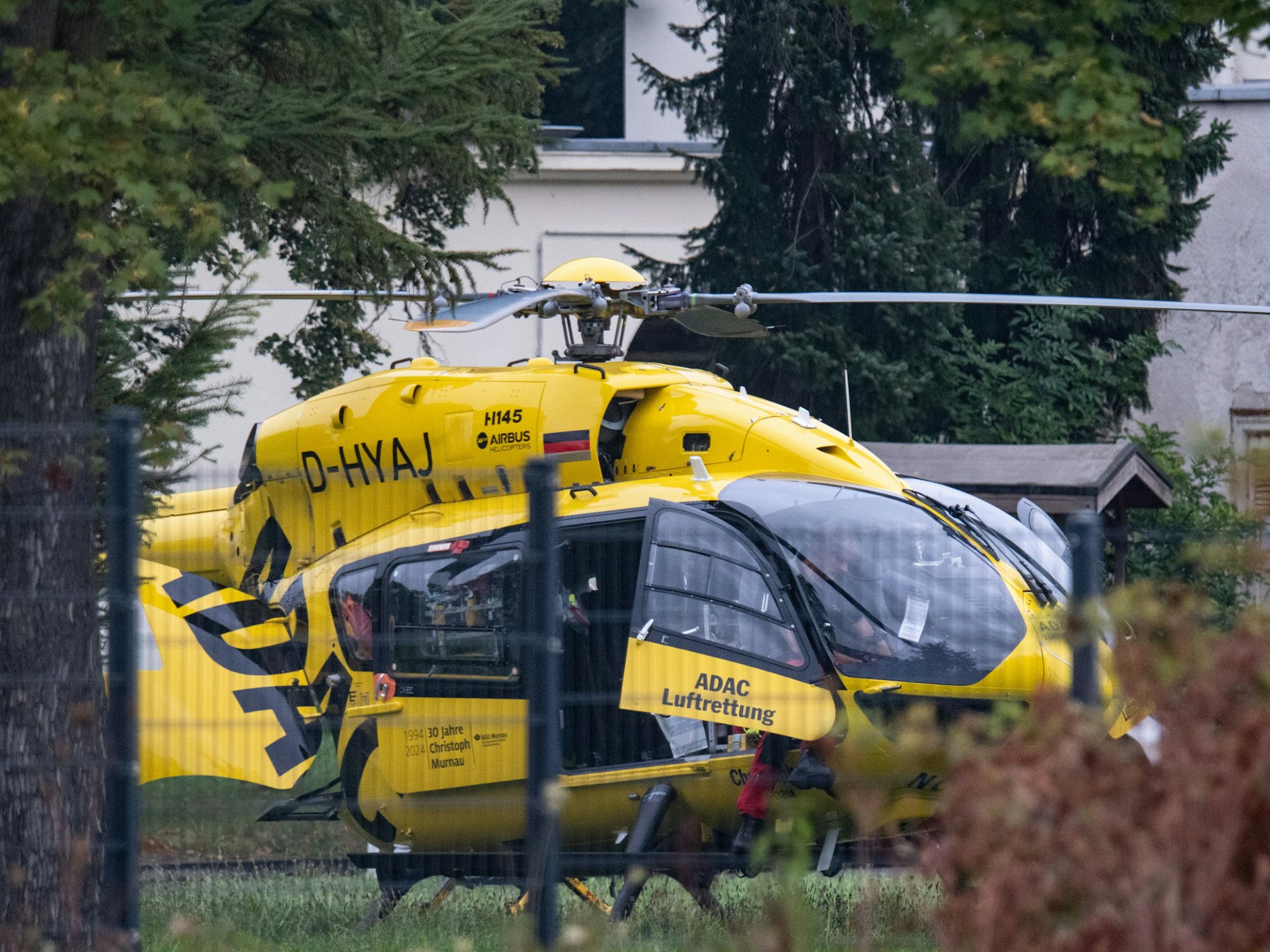 Ein Rettungshubschrauber landet in Troisdorf.