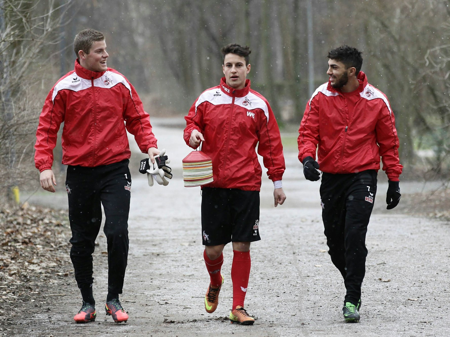 Die ehemaligen FC-Profis Timo Horn, Fabian Schnellhardt und Adil Chihi (v.l.) auf dem Weg zum Training am 21. Februar 2013.