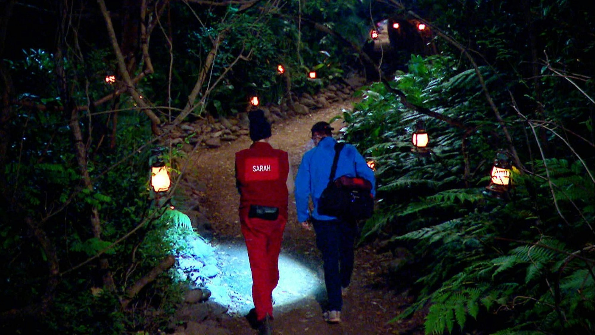 Sarah Knappik gemeinsamen mit medizinischem Personal an Tag 16 im Dschungelcamp.